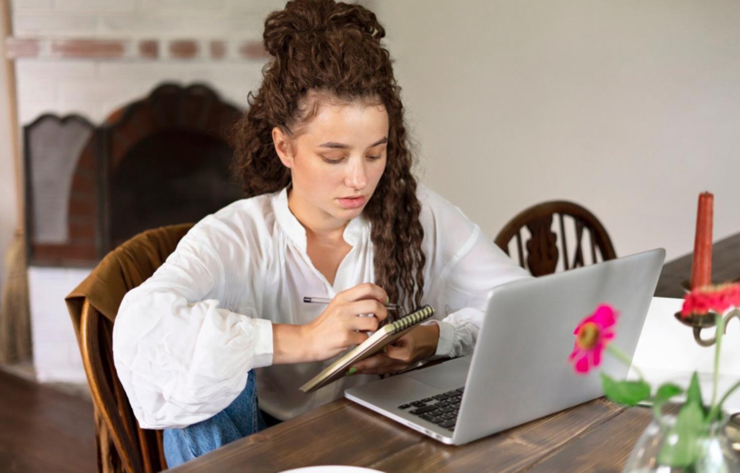 Personas conectando emocionalmente en sesión de desarrollo personal